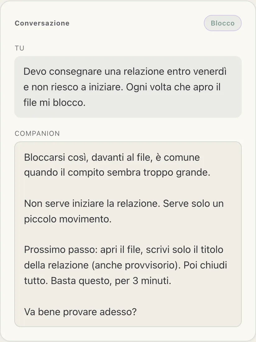 Una conversazione vera nel Companion: la persona scrive che deve consegnare una relazione entro venerdì e non riesce a iniziare. Il Companion risponde riconoscendo la difficoltà e propone un solo passo concreto da fare subito.